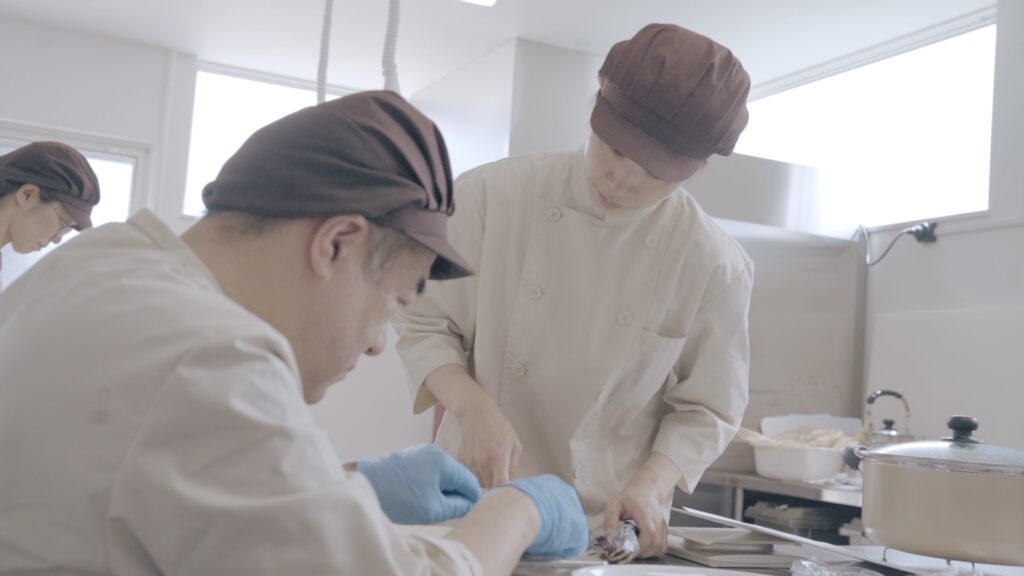 就労継続支援B型ごえんぱんで利用者がパン作りを体験する様子